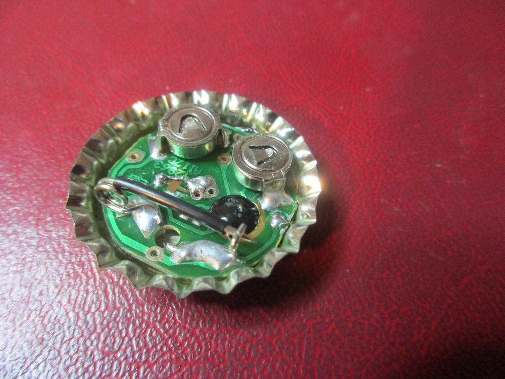 Beer Pin - 2001 Budweiser Bottlecap Flasher Pin