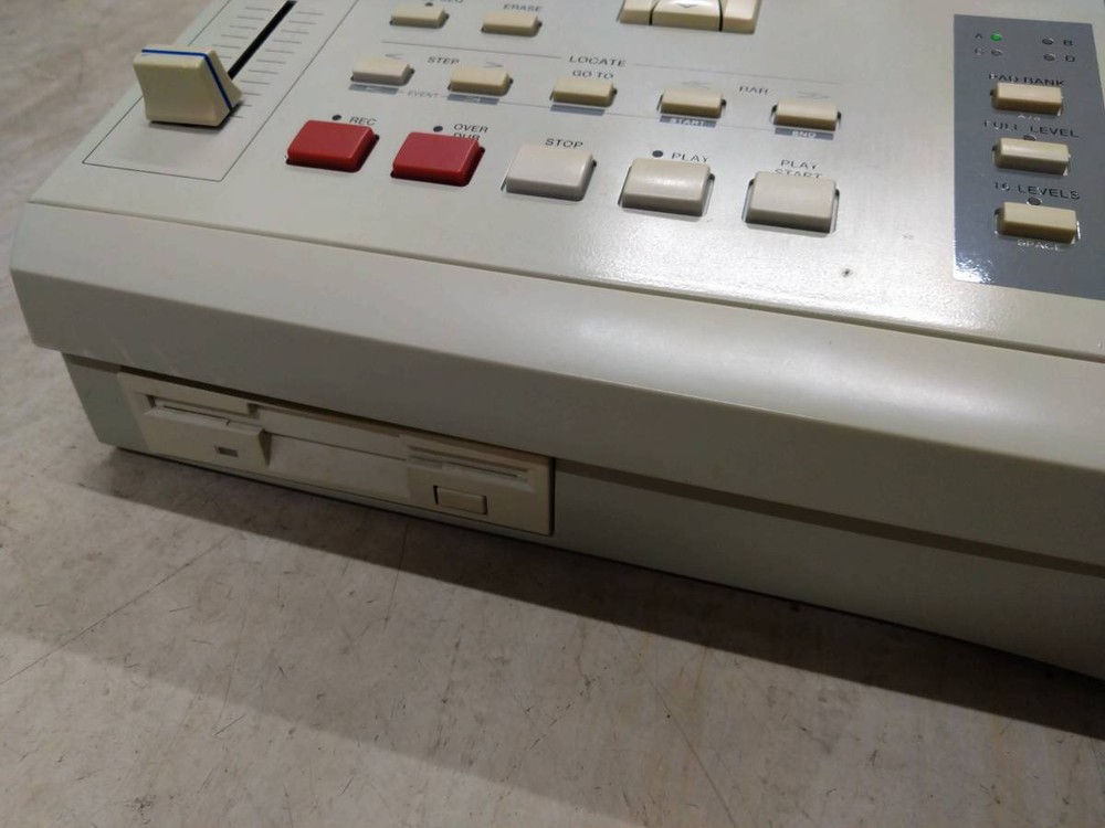 AKAI professional MPC2000 MIDI Production Center Drum Machine Sampling Sampler