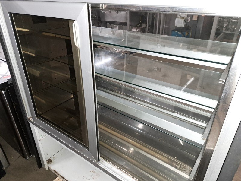Royal Mdl. RS04LG-CD Curved Glass Bakery Display Case