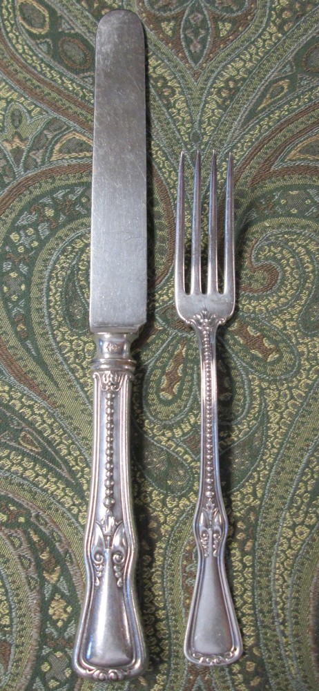 LA MODE 5 Forks & 5 Knives 1900 Silverplate Pattern Scroll & Bead No Monograms