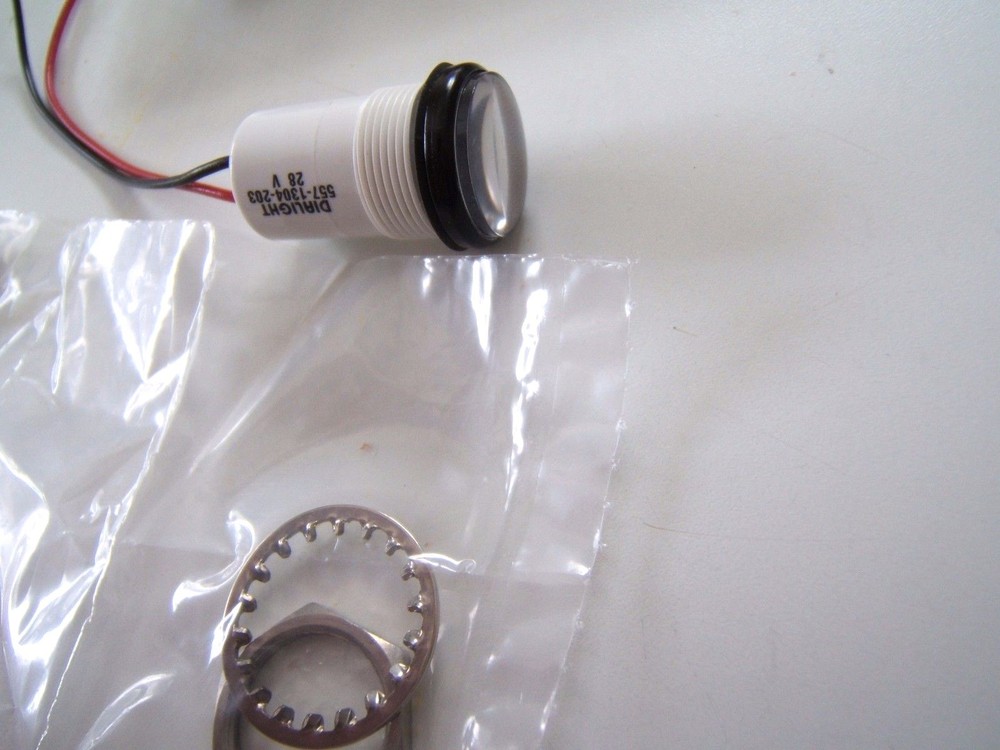 DIALIGHT PANEL LIGHT INDICATOR. 2 PCS 557-1304-203. 28V 'YELLOW' NOS NEW.