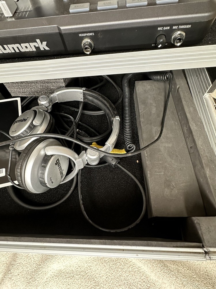 Numark Mixtrack Pro Standalone Streaming DJ Controller With Case