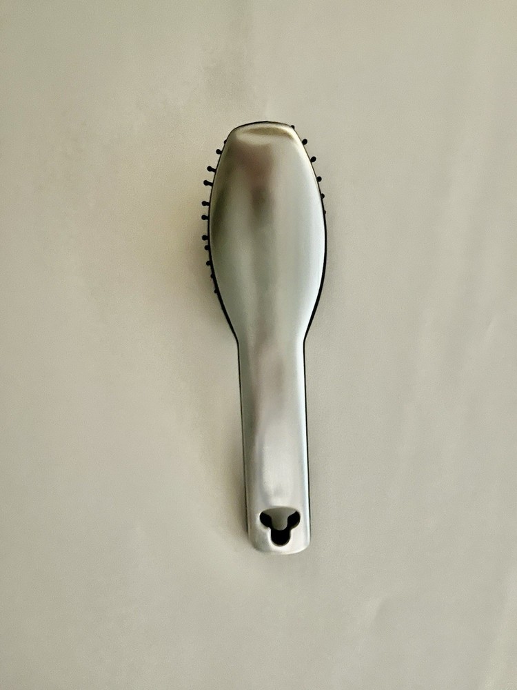 Pinkee's Pro EA detangling hairbrush