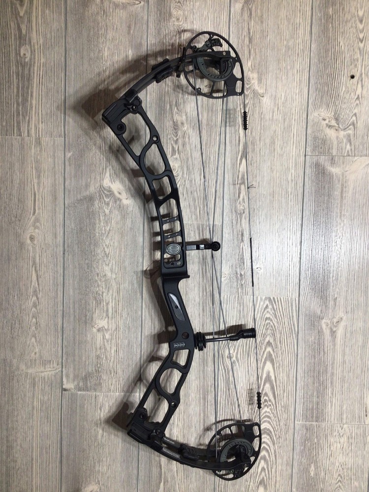 Used Elite HNTR33 Black RH Bow