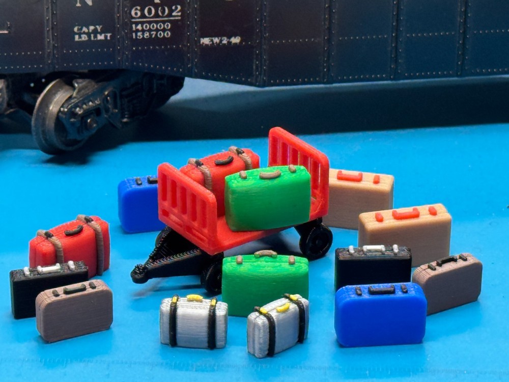 Deluxe O scale Suitcase only set,  colored Platform Accessories