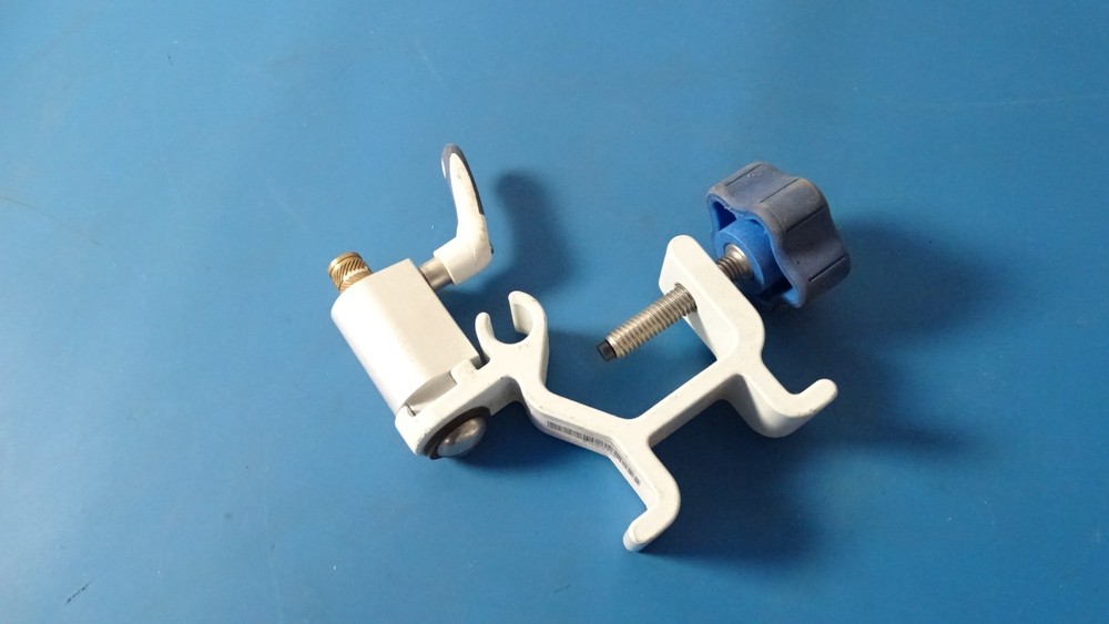 Pole/Rail Clamp with a Mounting Bracket 81094730