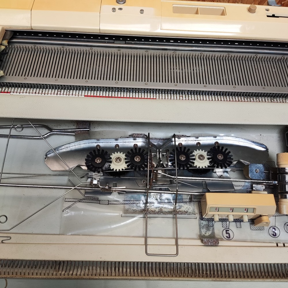 BROTHER KH-830 KNITTING MACHINE WITH ACCESSORIES READ DESCRIPTION