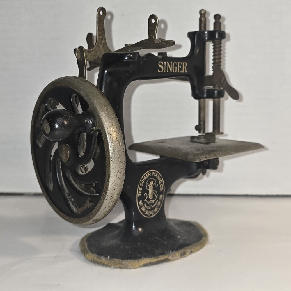 Vintage!! Singer Child's Miniature Sewing Machine M 20.