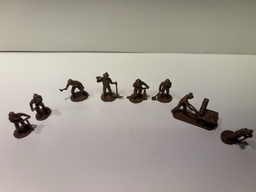 HO Scale 8 Unpainted Workmen