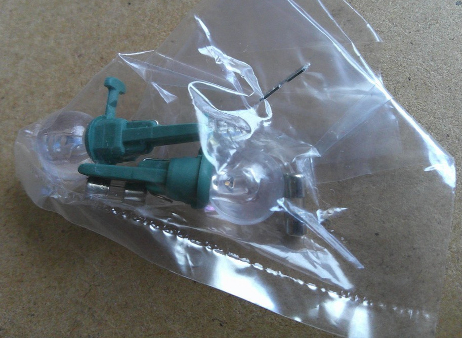 PHILIPS 90 Sphere LED Net Lights Green Wire Warm White