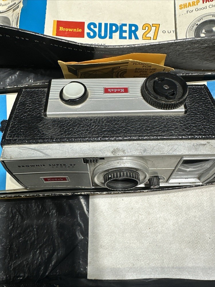 Several Vintage Cameras And Flash Bulbs, Read Full Description