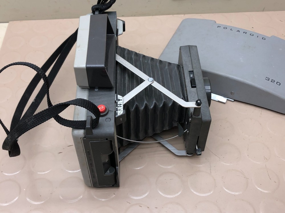 VINTAGE POLAROID 320 AUTOMATIC LAND CAMERA