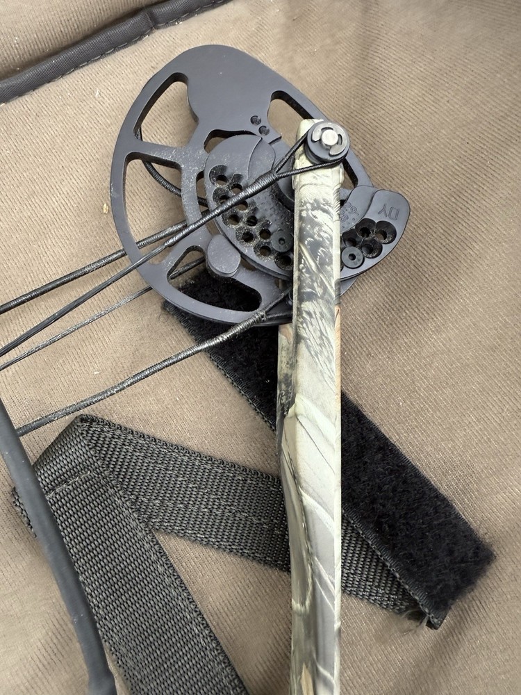 Bowtech Diamond Razor Edge Compound Bow - 60 Pounds RH. With Soft Case +