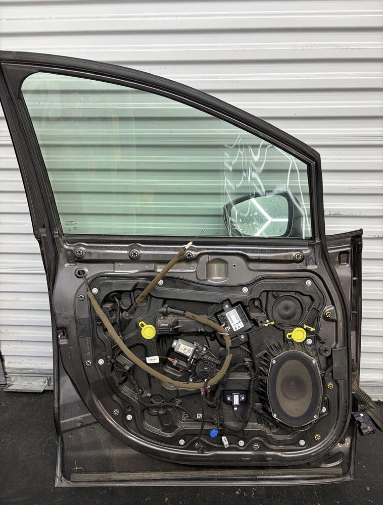 2017 - 2025 CHRYSLER PACIFICA FRONT LEFT DRIVER SIDE DOOR SHELL OEM WHITE_PW2