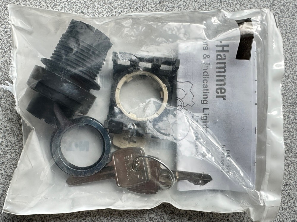 NEW Eaton E22KB62 Selector Switch with 2 Keys 2 Position Black