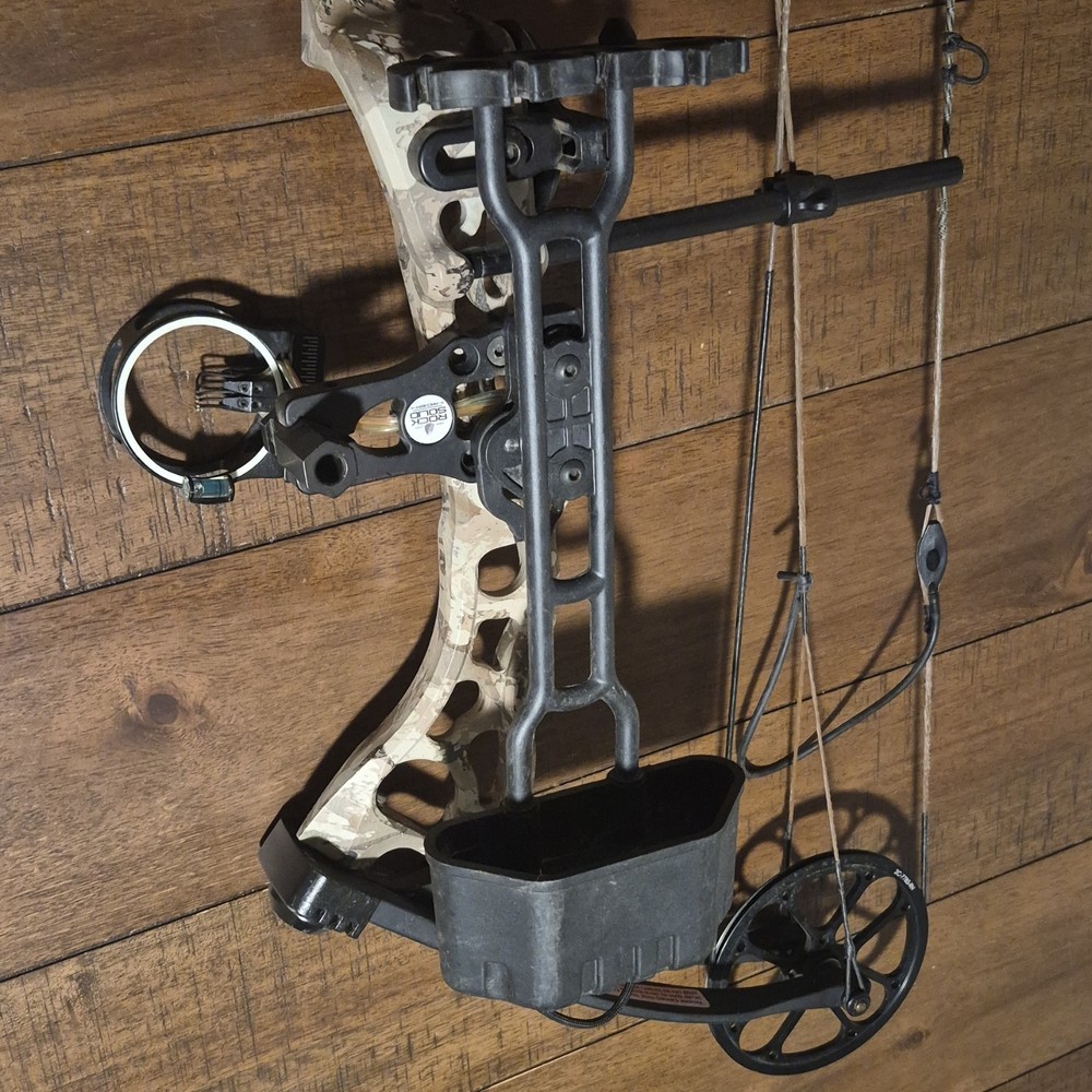 Bear Archery Rant Compound Bow Right Hand Bow Hunting Camo with Accessories