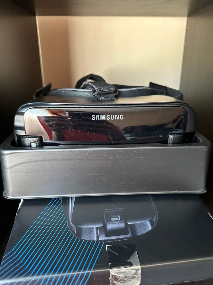 Samsung Gear VR SM-R324 With Controller - Complete - Powered by oculus