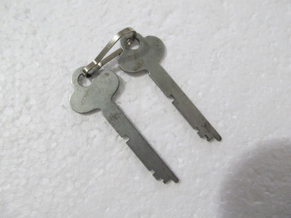 2pcs. - B29L-5 Key Vintage for Display Case ?