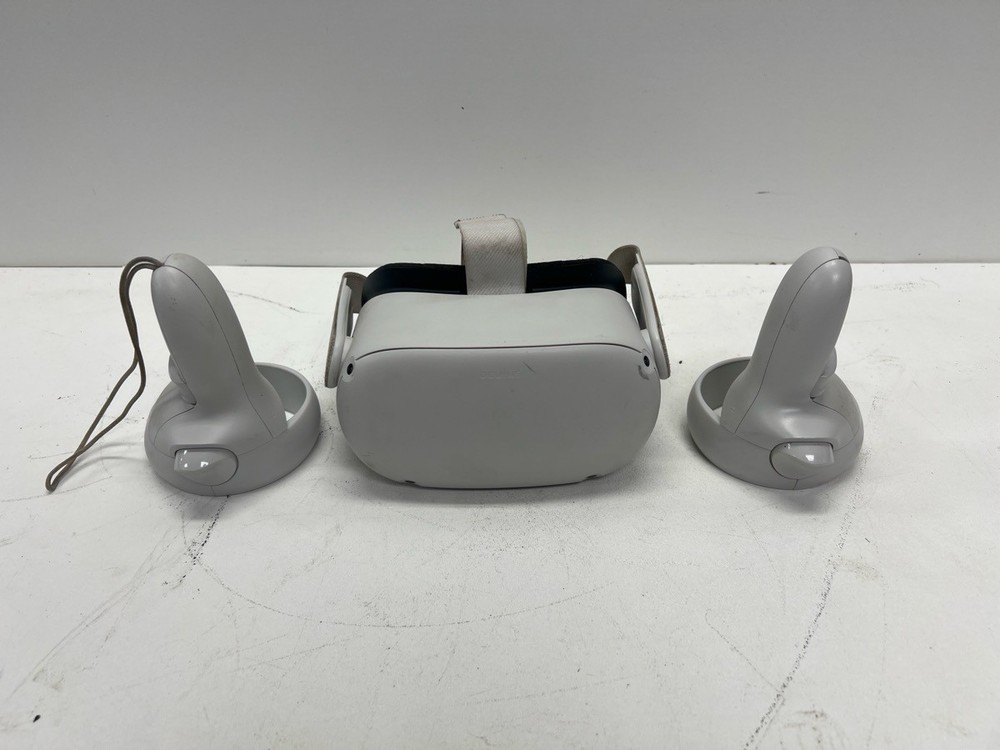 256GB Meta Quest 2 With Controllers *Stick Drift* (P08029759)