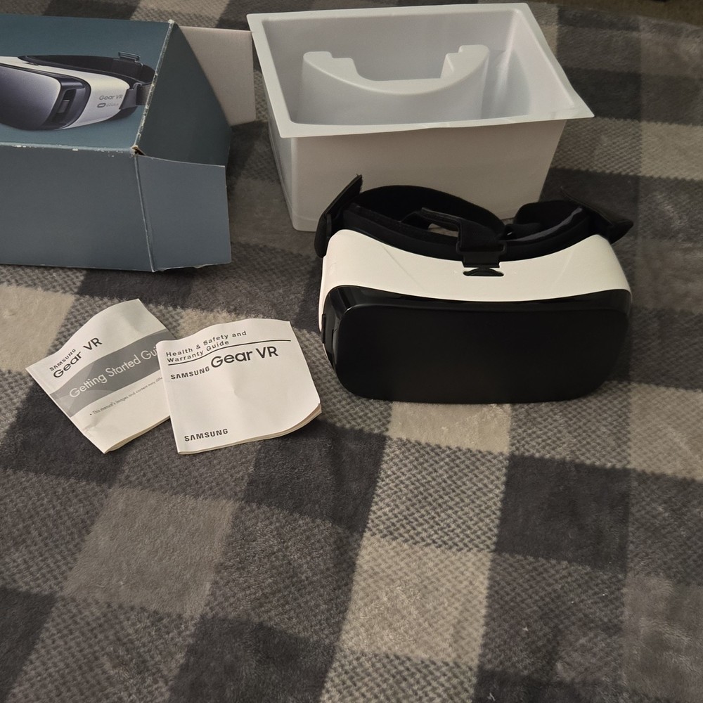 Samsung Gear VR Smartphone VR Headset Powered by Oculus Micro USB