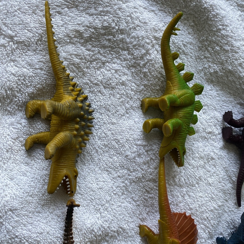Selection of 8 x plastic / rubber Dinosaurs/ animals