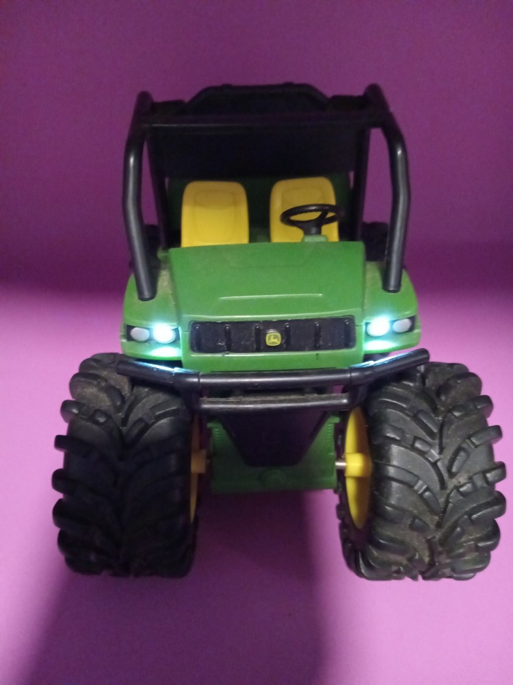 JOHN DEERE Bundle : 12" Bear Plush 2009 & ERTL XUV Gator (Lights & Sounds) 2011