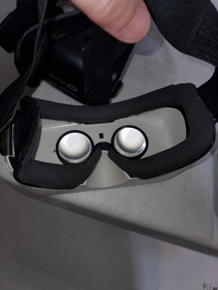 Lot of 2 Samsung Gear VR Black with Controller, White No Controller Untested