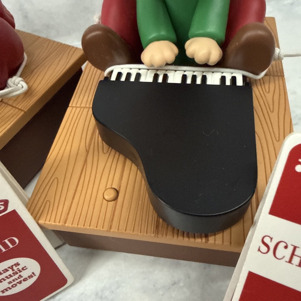 Hallmark Schroeder Wireless Peanuts Band 2011 NWT Working!