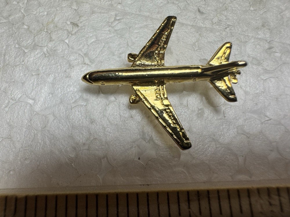 Boeing 737 Lapel Pin