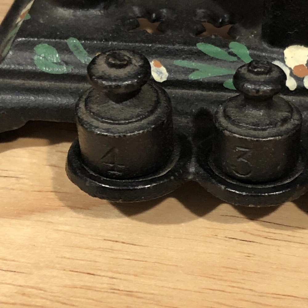 Vintage Miniature Cast Iron Scale With 4 Weights 5”