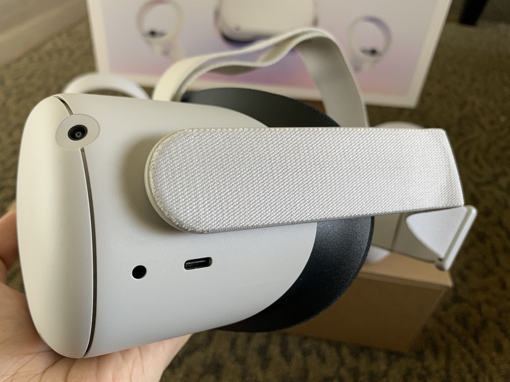 OCULUS QUEST 2 VR HEADSET 64GB **MINT CONDITION**