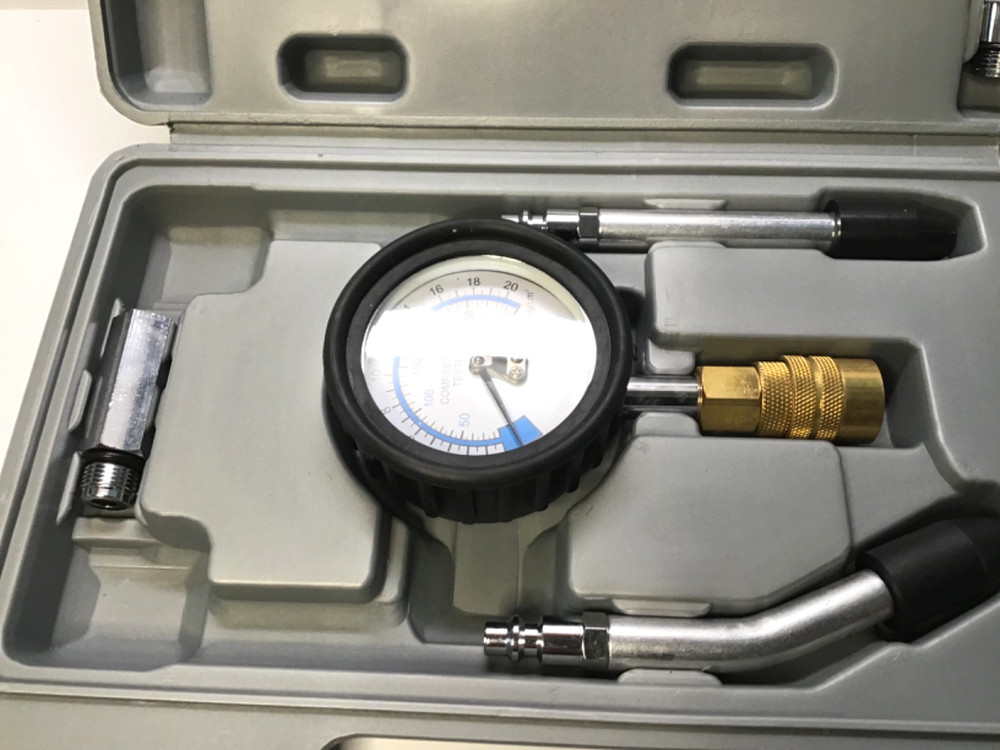 UNIVERSAL ENGINE COMPRESSION TESTOR KIT W/CASE 0-300PSI