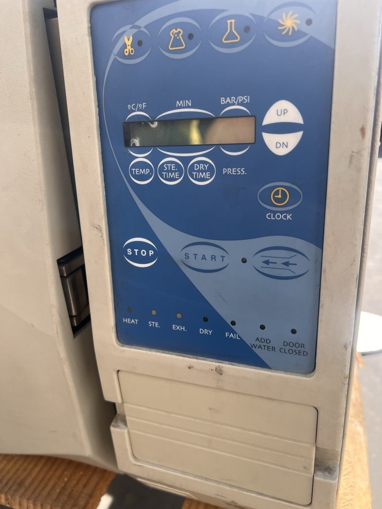 TUTTNAUER EZ10 AUTOCLAVE STEAM STERILIZER POWERS ON