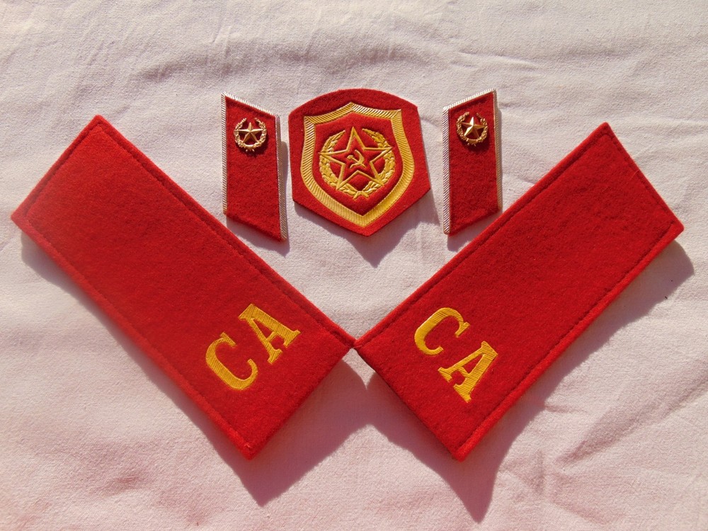 A set of Soviet motorized rifleman's insignia.