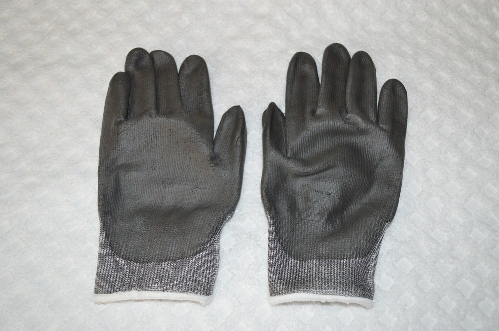 METAL DETECTOR ACCESSORIES ~ CUT RESISTANT GLOVES ~ SIZE ~ MEDIUM ~ GRAY ~1 PAIR