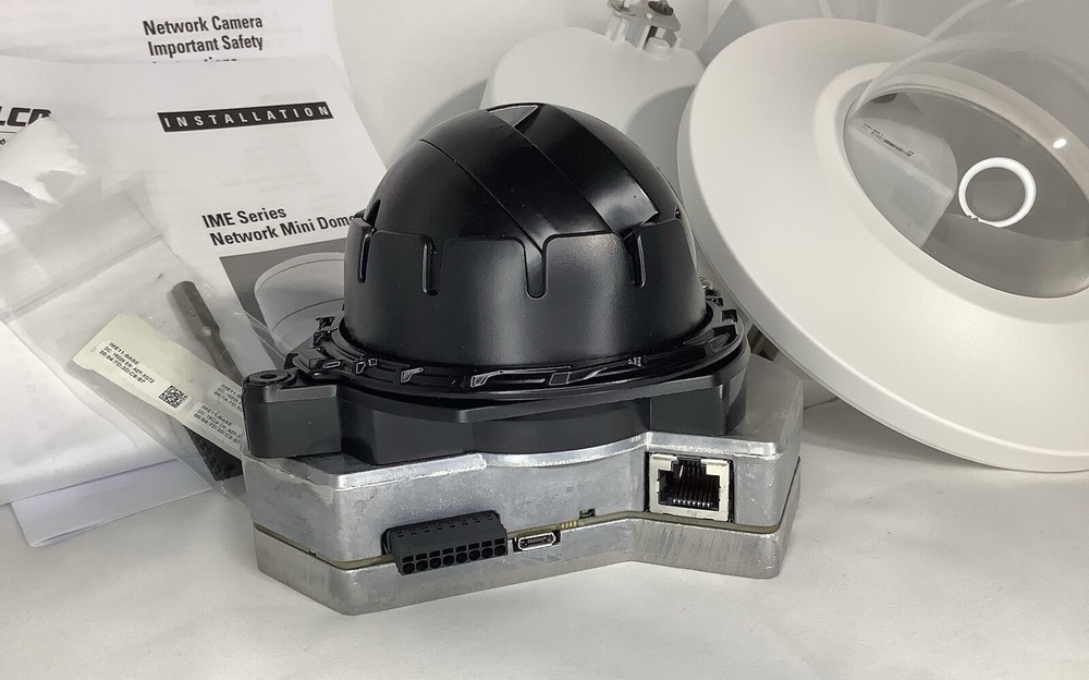 Pelco SARIX IME31 ENVIORMENTAL MINI DOME NETWORK CAMERA with Base