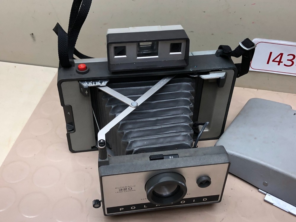VINTAGE POLAROID 320 AUTOMATIC LAND CAMERA