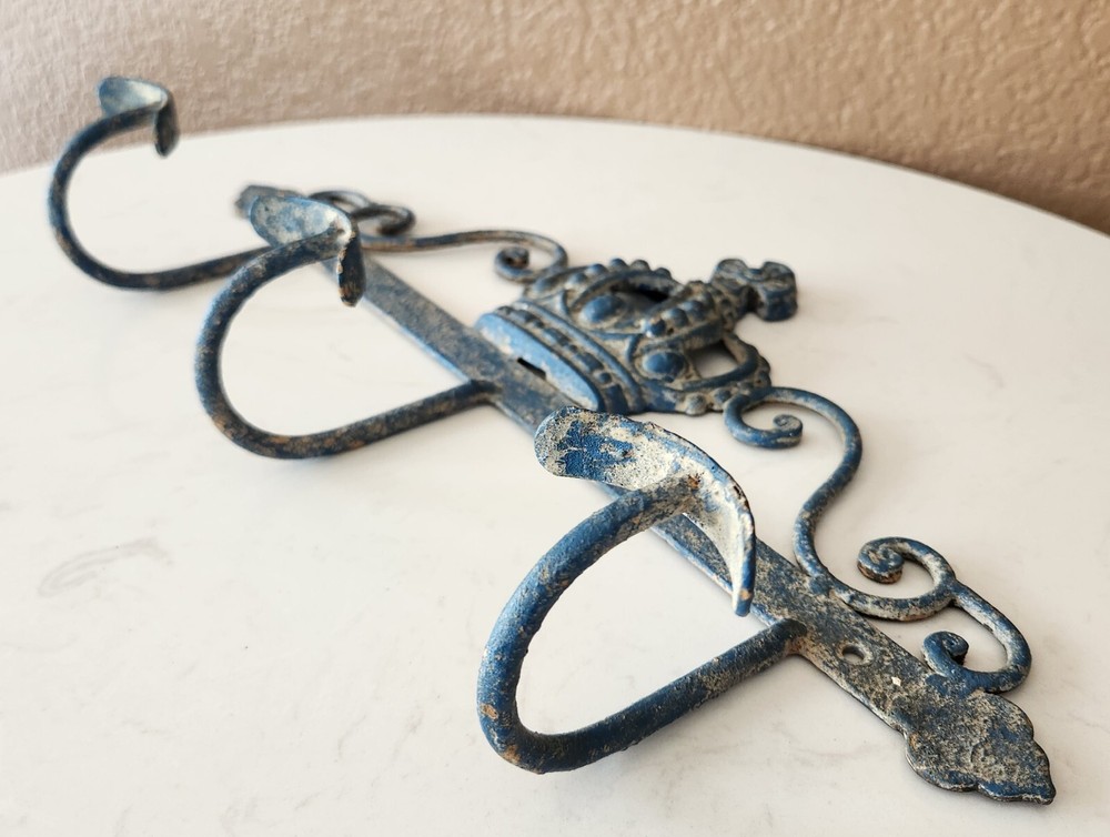 Hanger Cast Iron Blue Distressed Crown 3 Prongs
