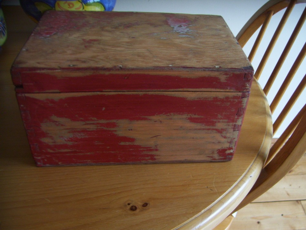SMALL VINTAGE PAINTED PINE CHEST-BOX.