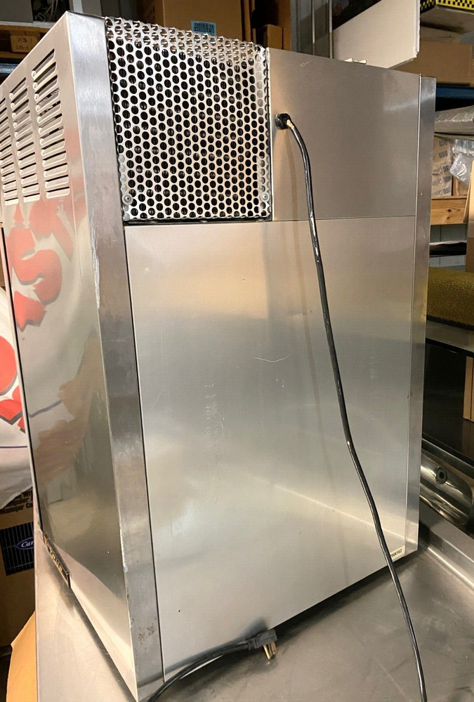 TRUE GDM-5-S Display Refrigerator - 5 cubic feet - 115V