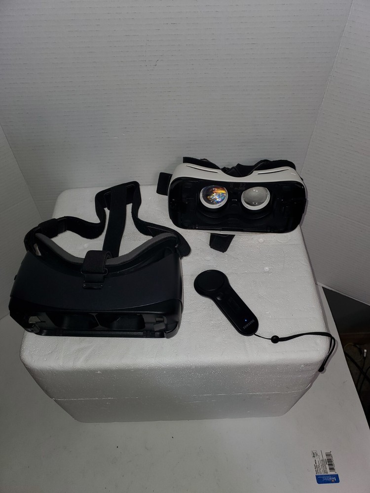 Lot of 2 Samsung Gear VR  Black with Controller, White No Controller Untested