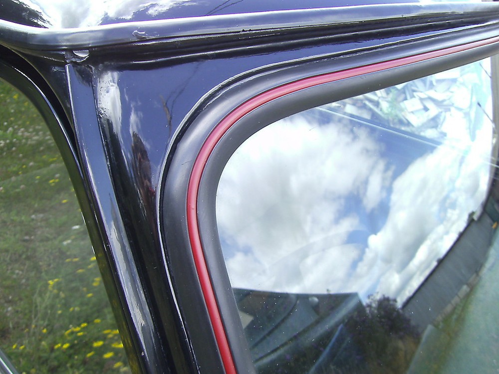 Classic Mini Windscreen Windshield Rear Screen Insert Trim In RED