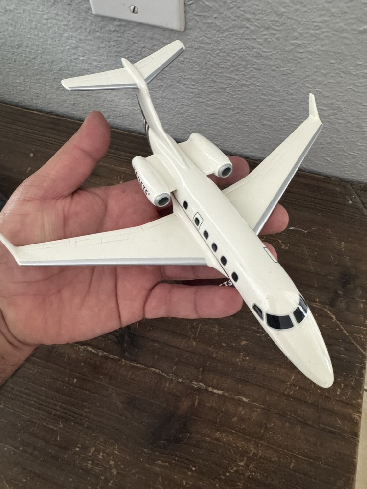 BUSINESS NETJETS EXECUTIVE DESK MODEL