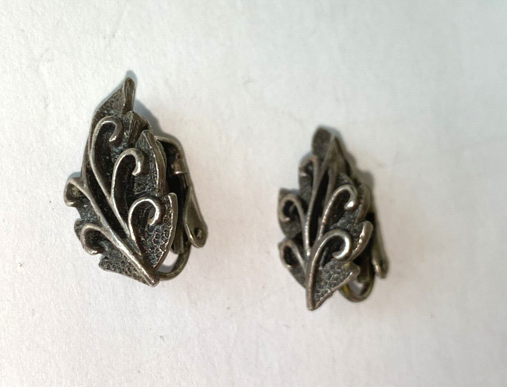 VTG PEWTER LEAF EARRINGS CLIP DANGLE 5/8"