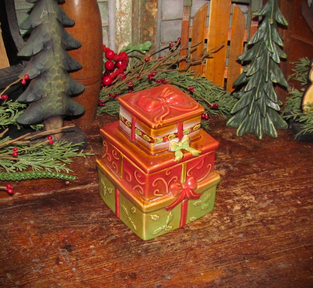 Prim Vtg Glazed Ceramic Christmas Wrapped Gift Present Stack Cookie Jar Gibson ?