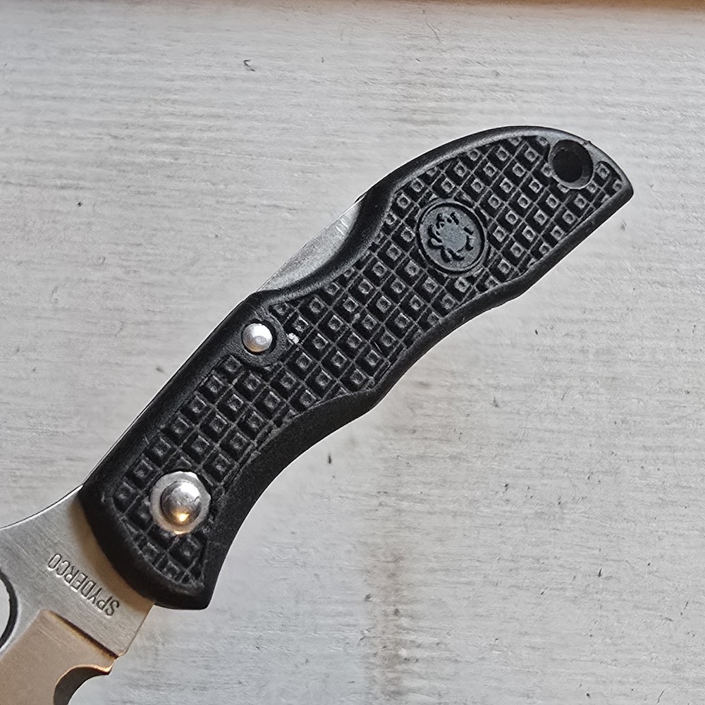 SPYDERCO LADYBUG 1ST GENERATION LOCKBACK KNIFE COMBO EDGE LOCKBACK