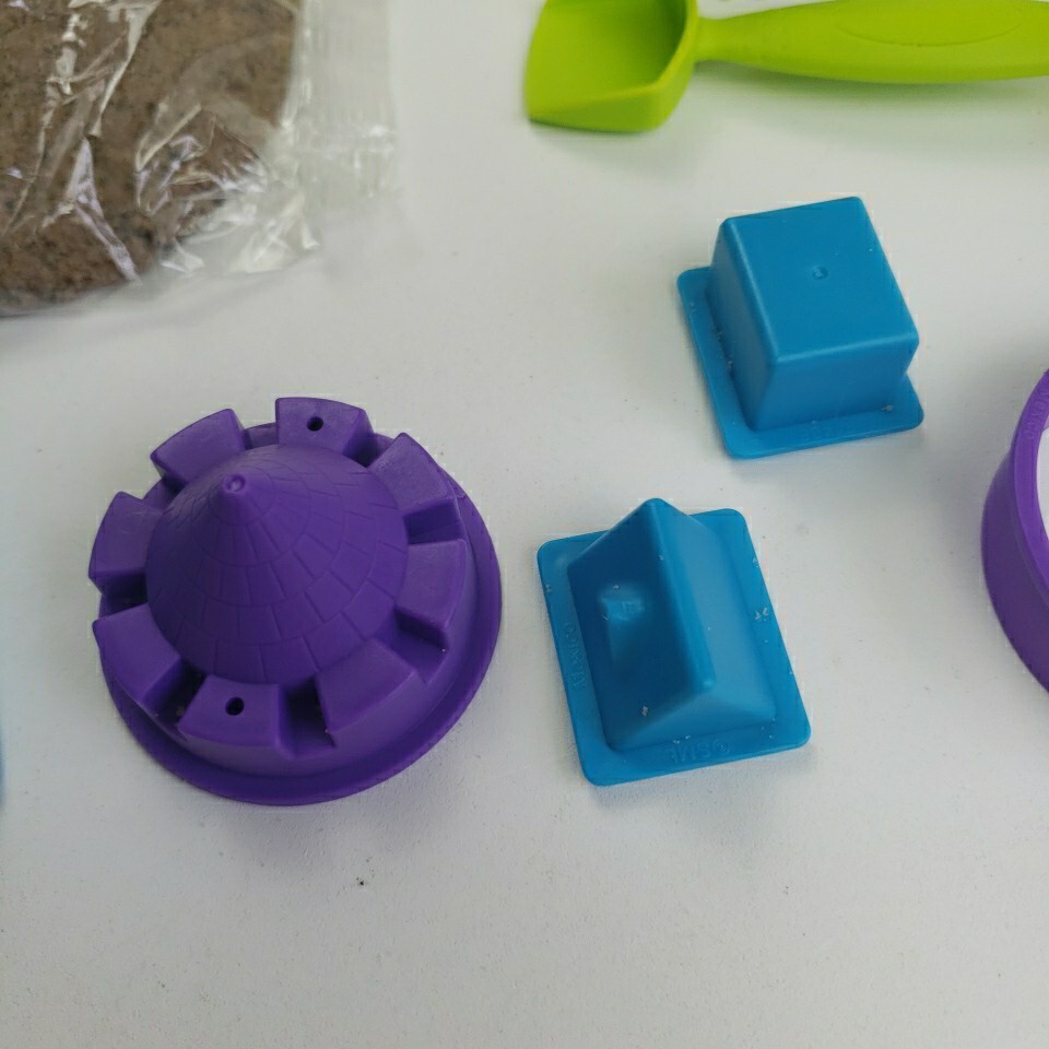 SPIN MASTER Kinetic Sand Beach Day Fun Playset w/ Castle Molds & Tools Age 3+