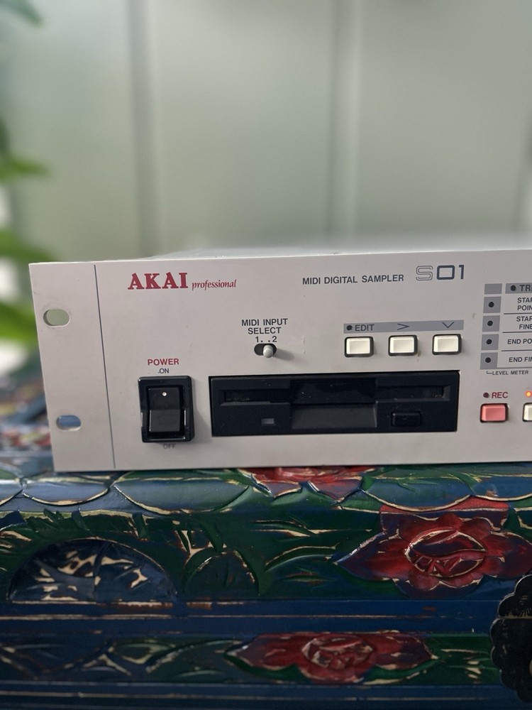 Akai S01 MIDI Digital Sampler Rack Mountable Silver, Headphone Output