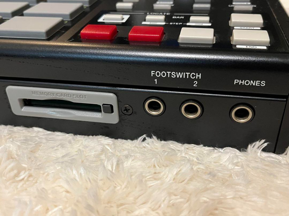 AKAI MPC1000 Sampling Machine Sampler Stereo 32 voices 64-track sequence Used