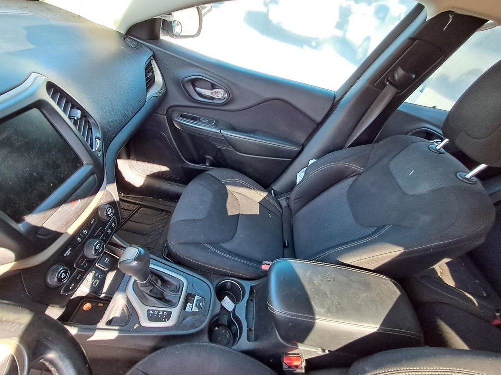 CHEROKEE 2015 Glove Box 4863443